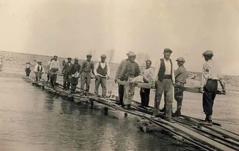 Συλλογή φωτογραφιών περιφέρειας Σερρών. Εργαζόμενοι στα έργα, κοντά στον Αγγίτη, μεταφέρουν πέτρα, γύρω στο 1935. Πηγή: Γ.Α.Κ.- Αρχεία Ν. Σερρών