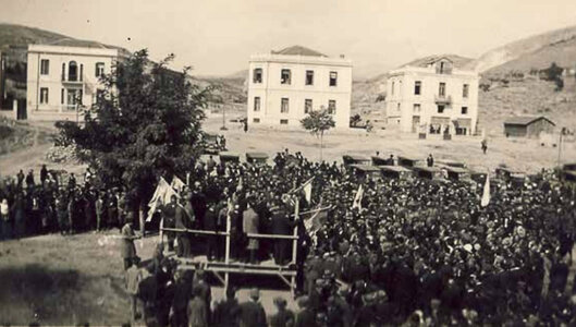 Πλάνο της δοξολογίας για την έναρξη εκτέλεσης των μεγάλων παραγωγικών έργων του Στρυμόνα από την Εταιρία Monks-Ulen, σε εξέδρα της πλατείας εμπρός από το Μητροπολιτικό Μέγαρο. Πηγή εικόνας: Γ.Α.Κ.- Αρχεία Ν. Σερρών, Συλλογή Ν. Ιατρίδη